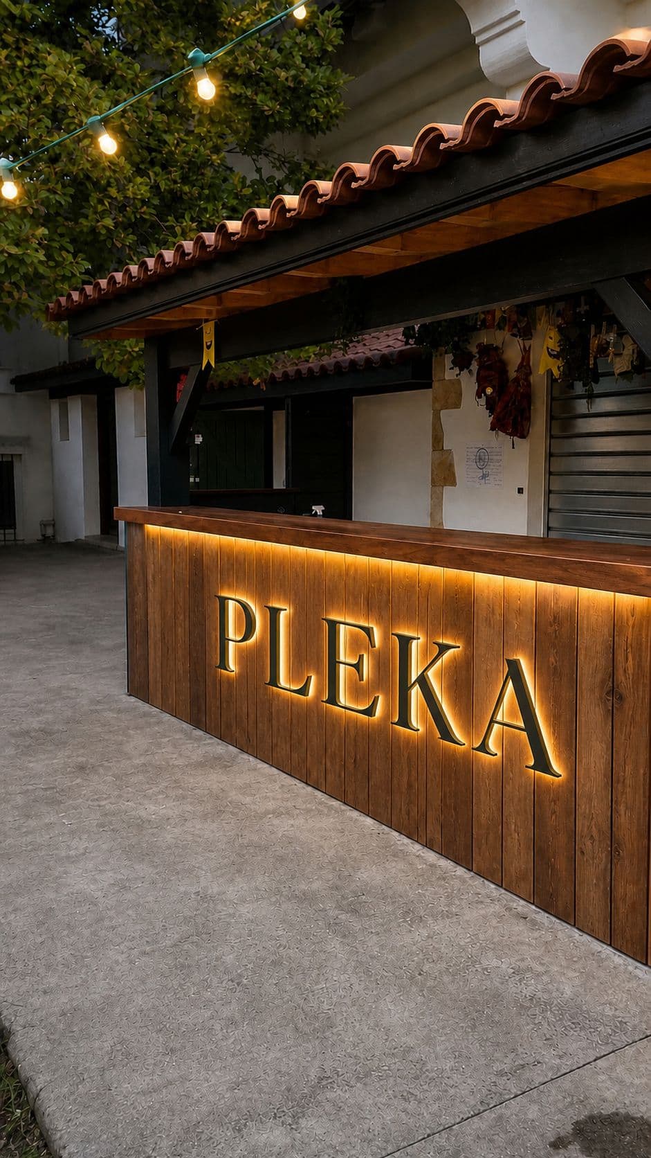 L'enseigne en bois de Pleka au crépuscule